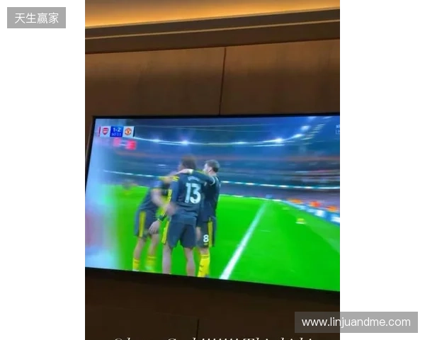 齐尔克泽晒在家看直播照片:我的天哪!!多古太牛了! 齐尔克泽晒在家看直播照片:我的天哪!!多古太牛了!